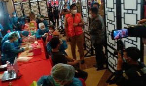 Ratusan Pekerja Hiburan Malam di Bandung Ikuti Vaksinasi Covid-19