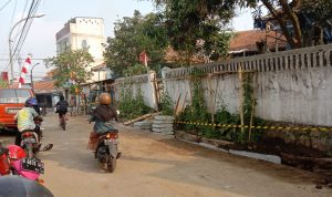 Jalan Padat Karya sudah mulai melakukan perbaikan jalan, Senin (9/8)(Intan Aida/Jabar Ekspres)