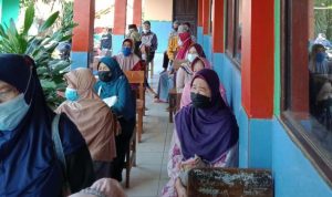 Warga PKM Desa Pasirnanjung saat mengantre dalam proses penyaluran bansos dari Kemensos, beberapa waktu lalu.