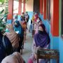 Warga PKM Desa Pasirnanjung saat mengantre dalam proses penyaluran bansos dari Kemensos, beberapa waktu lalu.