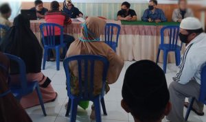 Pihak Desa Akui Penyaluran Bansos di Pasirnanjung Sumedang Lancar Tanpa Kendala Warga PKM Desa Pasirnanjung saat mengantre dalam proses penyaluran bansos dari Kemensos, beberapa waktu lalu.
