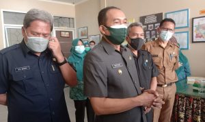 Plt. Wali Kota Cimahi Ngatiyana beserta jajarannya, di Kantor Kelurahan Utama, Selasa (10/8)(Intan Aida/Jabar Ekspres)