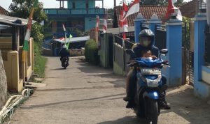 Miliki Tanah Carik yang Luas, Kades Pasirnanjung Bakal Sulap Jadi Desa Wisata Warga Desa Pasirnanjung, Kecamatan Cimanggung, Kabupaten Sumedang saat kendarai sepeda motor, Senin (9/8). (Yanuar Baswata/Jabar Ekspres)