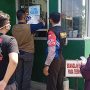 Lurah Utama Ceppy Rustiawan menempelkan stiker pada salah satu pabrik di Kelurahan Utama.