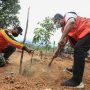Pemerintah Kota Bandung Terus Berupaya Produktifkan Lahan TANAM POHON: Wakil Walikota Bandung Bersama Dansektor 22 melakukan penanaman pohon.