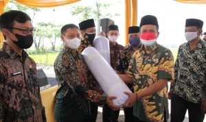 Bupati Bandung Bagikan Kain Kafan ke Setiap Desa Saat Peringati Tahun Baru Islam