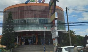 Seorang pejalan tengah melewati Mall Jatinangor Town Square (Jatos) di Kecamatan Jatinangor, Kabupaten Sumedang, Kamis (12/8). (Yanuar Baswata/Jabar Ekspres)