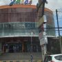 Seorang pejalan tengah melewati Mall Jatinangor Town Square (Jatos) di Kecamatan Jatinangor, Kabupaten Sumedang, Kamis (12/8). (Yanuar Baswata/Jabar Ekspres)