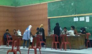Tak Tunggu Lama, Pihak Desa Cicalengka Langsung Bagikan Bansos Beras Kemensos Proses penyaluran bansos dari Kemensos di Desa Cicalengka Wetan, Kecamatan Cicalengka, Kabupaten Bandung pada Kamis (12/8). (Yanuar Baswata/Jabar Ekspres)