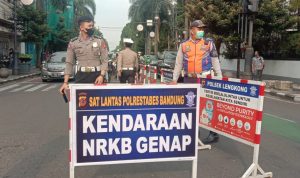 Dok. Petugas gabungan pada saat memberlakukan ganjil genap. (Foto: Sandi Nugraha)