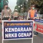Dok. Petugas gabungan pada saat memberlakukan ganjil genap. (Foto: Sandi Nugraha)