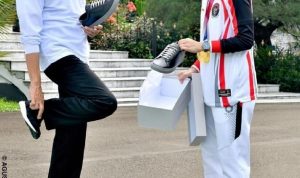 Jokowi mencoba sepatu sneakers buatan usaha Greysia Polii (Foto: Instagram @Jokowi)