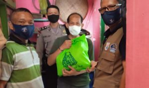 Warga Utama telah menerima paket sembako dari Satgas Kelurahan Utama, Jumat (13/8) (Intan Aida/Jabar Ekspres)