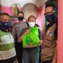 Warga Utama telah menerima paket sembako dari Satgas Kelurahan Utama, Jumat (13/8) (Intan Aida/Jabar Ekspres)