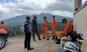 Petugas gabungan saat berkordinasi dalam proses pencarian korban hilang di lokasi wisata alam Dreamland, Desa Tanjungwangi, Kecamatan Cicalengka, Kabupaten Bandung pada Jumat (13/8).