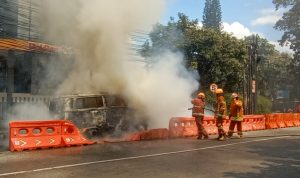 Mobil Volkswagen Terbakar di Simpang Dago