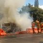 Mobil Volkswagen Terbakar di Simpang Dago Mobil Volkswagen Terbakar di Simpang Dago