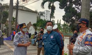 Penerapan Ganjil Genap Dapat Kurangi Mobilitas Kendaraan di Kota Bandung Dok. Sekda Kota Bandung, Ema Sumarna (Tengah) saat melakukan pemantauan ganjil genap di Jl. Asia Afrika. (Foto: Sandi Nugraha)