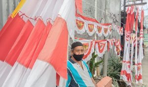 Meski di Masa Pandemi Seorang Bapak Penjual Bendera di Cimahi Bisa Raup Cuan Seorang Bapak penjual bendera hias di kawasan Kota Cimahi, Minggu (15/8) (Intan Aida/Jabar Ekspres)