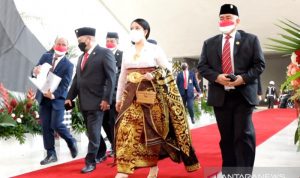 Ingin Tunjukan Keberagaman Budaya, Ketua DPR RI Kenakan Pakaian Adat Bali Ketua DPR RI Puan Maharani (kedua dari kanan) mengenakan pakaian adat Bali saat menghadiri Sidang Tahunan MPR, Sidang Bersama DPR/DPD RI, dan Pidato Kenegaraan Presiden dalam rangka penyampaian RUU tentang APBN 2022 di Gedung MPR/DPR/DPD RI, Jakarta, Senin (16/8/2021). ANTARA/HO-DPR RI