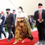 Ketua DPR RI Puan Maharani (kedua dari kanan) mengenakan pakaian adat Bali saat menghadiri Sidang Tahunan MPR, Sidang Bersama DPR/DPD RI, dan Pidato Kenegaraan Presiden dalam rangka penyampaian RUU tentang APBN 2022 di Gedung MPR/DPR/DPD RI, Jakarta, Senin (16/8/2021). ANTARA/HO-DPR RI