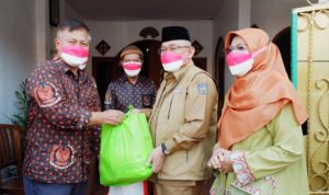 Wali Kota Depok, Mohammad Idris (kedua dari kanan) saat membagikan sembako (Diskominfo)
