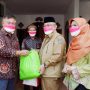 Wali Kota Depok, Mohammad Idris (kedua dari kanan) saat membagikan sembako (Diskominfo)