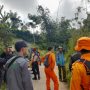 Tim Basarnas Bandung bersama relawan saat tengah melakukan pencarian korban hilang, Kecamatan Cicalengka, Kabupaten Bandung pada Sabtu (14/8) kemarin.