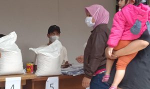3.200 Kg Beras Bansos Akan Disalurkan pada Warga Kelurahan Cibereum Satu keluarga dari warga Cibereum yang ingin mengambil jatah bansos beras, Kelurahan Cibereum, Senin (16/8) (Intan Aida/Jabar Ekspres)