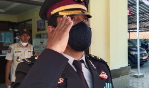 Peringatan HUT RI ke-76, Ini Pesan Kapolsek Cimanggung Kepada Masyarakat Kapolsek Cimanggung, Kompol Herdis Suhardiman saat hormat bendera Indonesia di Kecamatan Cimanggung, Kabupaten Sumedang, Selasa (17/8).