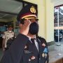 Kapolsek Cimanggung, Kompol Herdis Suhardiman saat hormat bendera Indonesia di Kecamatan Cimanggung, Kabupaten Sumedang, Selasa (17/8).