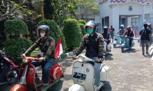 Keren! Kirab Vespa Antique Club Cimahi Meriahkan HUT RI Ke-76 Kirab Vespa Antique Club Cimahi akan melaju menuju rute yang telah ditentukan, Selasa (17/8)(Intan Aida/Jabar Ekspres)