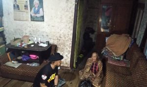 Dikdik Preman Pensiun Door To Door ke Rumah Warga di Cikancung Bandung, Ada Apa? Dikdik Preman Pensiun Door To Door ke Rumah Warga di Cikancung Bandung, Ada Apa?