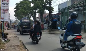 Jalan Raya Rancaekek dekat area tumpukan sampah, Kamis (19/8). (Yanuar Baswata/Jabar Ekspres)