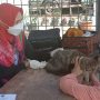 Salah satu petugas Dispangtan Kota Cimahi lakukan cek suhu pada hewan peliharaan milik warga, Jumat (20/8).(Intan Aida/Jabar Ekspres)