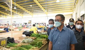 Ratusan Pedagang di Kabupaten Bandung Antusias Ikut Vaksinasi Massal Sekretaris Daerah (Sekda) Kabupaten Bandung, Cakra Amiyana saat meninjau vaksinasi di kawasan Pasar Soreang, Sabtu (21/8).