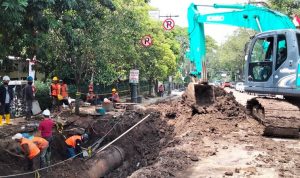 Proses Perbaikan Pipa Pecah di Jalan Riau