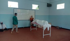 Warga Cimahi Perlu Edukasi Soal Pemulasaran Jenazah Covid-19, Ini Alasannya Salah satu pemateri sedang menyampaikan terkait pemulasaran jenazah covid-19 di Aula TK Miftahus Shiddiq Kp. Kihapit Timur RT 02/RW 09, Kelurahan Leuwigajah, Kecamatan Cimahi Selatan, Kota Cimahi.