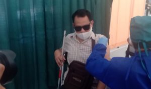 salah seorang penyandang disabilitas menerima vaksinasi Covid-19