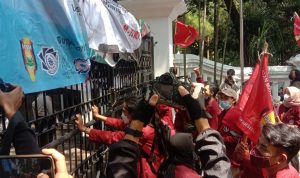PPKM Kembali Diperpanjang, Ikatan Mahasiswa Muhammadiyah Bandung Berunjuk Rasa di Balai Kota PPKM Kembali Diperpanjang, Ikatan Mahasiswa Muhammadiyah Bandung Berunjuk Rasa di Balai Kota