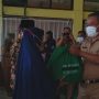 Camat Cikancung, Maksum (kanan) saat berikan bantuan paket sembako kepada warga di aula Kecamatan Cikancung, Kabupaten Bandung pada Selasa (24/8). (Yanuar Baswata/Jabar Ekspres)