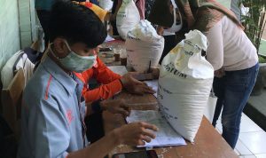 200 KPM di Kelurahan Leuwigajah Sudah Terima Bansos dari Kemensos Penyaluran bansos beras dari Kemensos di SDN Leuwigajah Mandiri 1, Selasa (24/8)(Intan Aida/Jabar Ekspres)