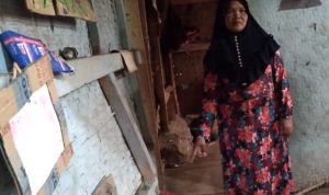Idah Faridah, 45, warga Dusun Rancapanjang, RT01 RW13, Desa Sukamulya, Kecamatan Rancaekek, Kabupaten Bandung di di kediamannya yang sudah tak layak huni. (Yanuar Baswata/Jabar Ekspres)