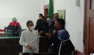 Tok! Hakim Vonis Wali Kota Non aktif Cimahi Hanya Dua Tahun Penjara Terdakwa kasus Korupsi Walikota Cimahi Non Aktif, Ajay M Priatna (kemeja putih) pada saat selesai melaksanakan sidang putusan. Rabu (25/8).