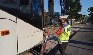 Kanit Lantas Polsek Cicalengka, AKP Mochammad Abdullah saat mengecek kendaraan pasca kecelakaan, Rabu (25/8).