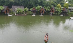 ILUSTRASI: Wisatawan tengah menikmati wahana di objek wisata Bandung Barat.