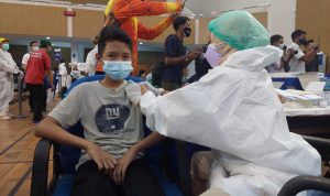 Seorang anak berusia 13 tahun menjalani vaksinasi di Sesko AU Lembang.