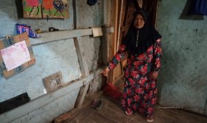 Idah Faridah, 45, warga Dusun Rancapanjang, RT01 RW13, Desa Sukamulya, Kecamatan Rancaekek, Kabupaten Bandung tinggal di dalam rumah yang sudah tak layak huni. (Yanuar Baswata/Jabar Ekspres)