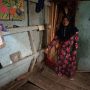 Idah Faridah, 45, warga Dusun Rancapanjang, RT01 RW13, Desa Sukamulya, Kecamatan Rancaekek, Kabupaten Bandung tinggal di dalam rumah yang sudah tak layak huni. (Yanuar Baswata/Jabar Ekspres)