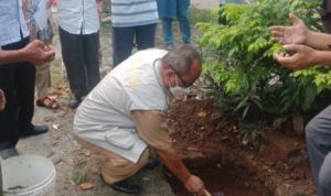 Kelurahan Baktijaya Akan Miliki Taman Baru Bagi Anak-Anak dan Lansia Lurah Baktijaya saat lakukan peletakan batu pertama pembangunan Taman RW 17. (Foto: Istimewa)